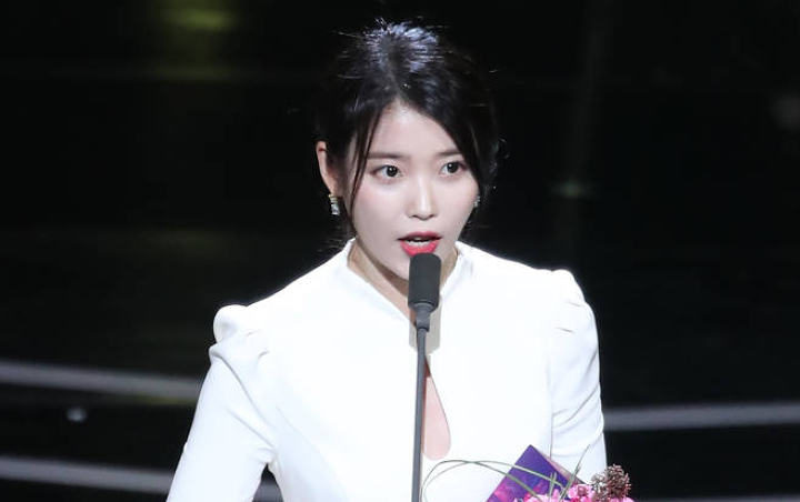 APAN 2018: Kalahkan Lee Bo Young Hingga Kim Sun Ah, IU Dipuji Layak Menang Aktris Terbaik 