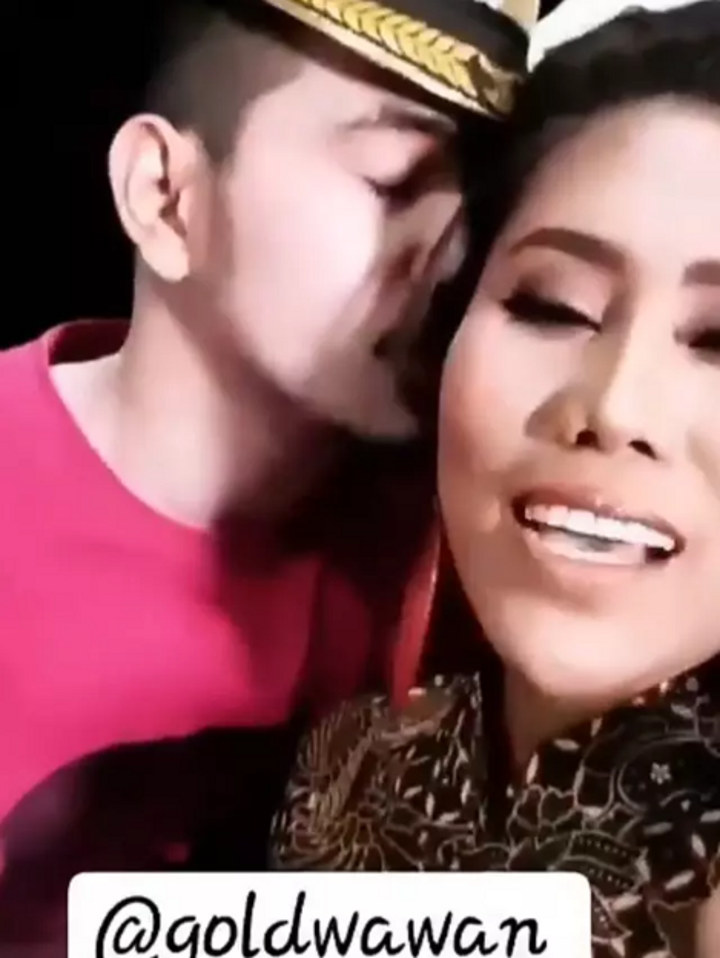 Evi Masamba Dicium Pria Lain