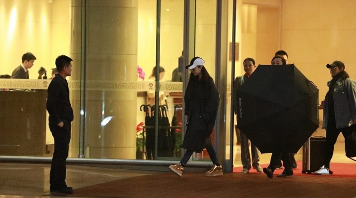Fan Bingbing Tertangkap Kamera Berada di Bandara Beijing