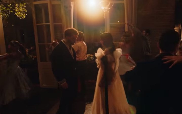 Rilis MV 'Beautiful', Camila Cabello dan Bazzi Tampil Bak 