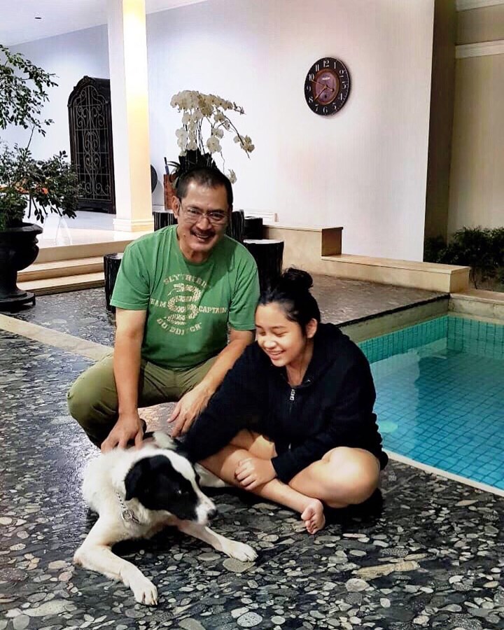 Bambang dan Khirani Bersama Anjing Kesayangan