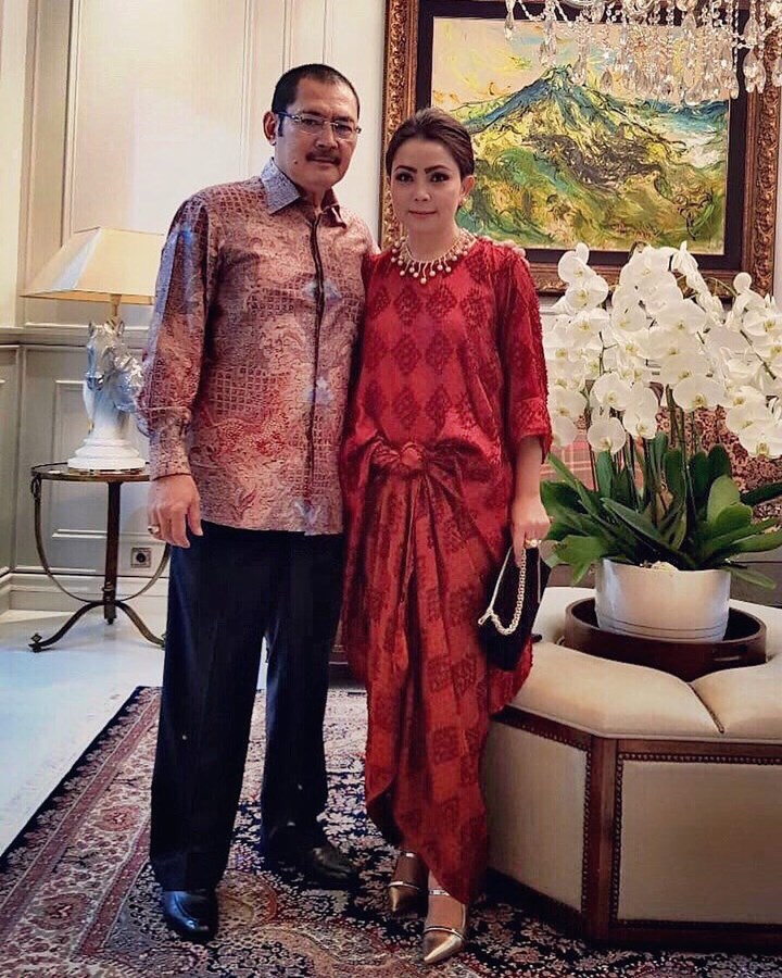 Mayangsari dan Bambang Tampil Serasi Pakai Baju Batik