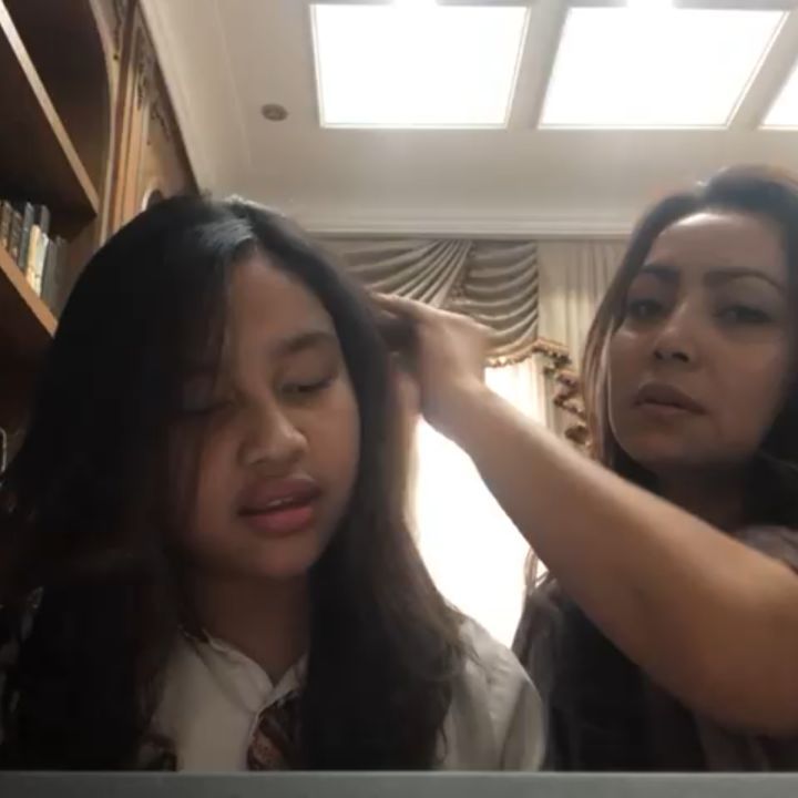 Keakraban Mayangsari dan Khirani Saat Bernyanyi Bersama