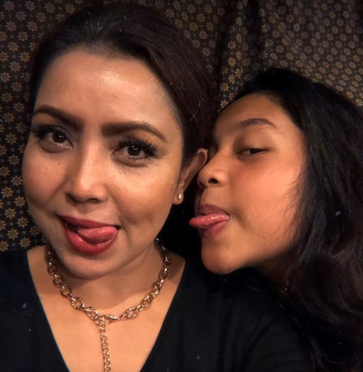 Mayangsari dan Khirani Bergaya Kocak
