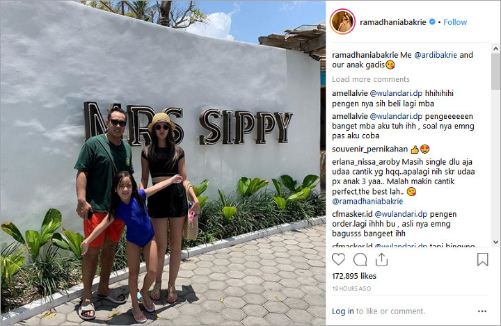 Busana Nia Ramadhani Dikritik