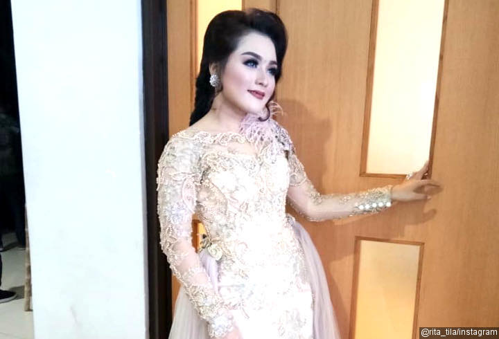 Penampilan memukau Rita Tila dengan gaun berhiaskan brokat saat mengisi sebuah acara