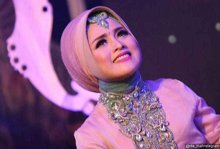 Penamilan Rita Tila saat berhijab juga tak kalah menarik dan semakin terlihat cantik