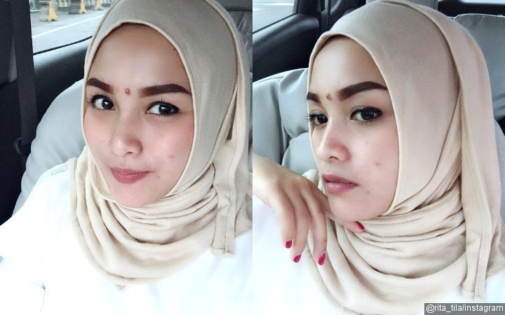 Biasa tampil full make-up, Rita Tila masih terlihat cantik saat memakai riasan natural