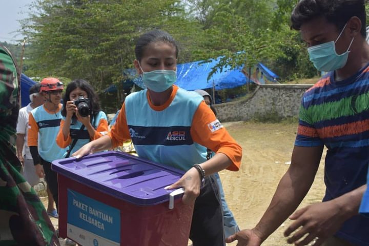 Tak Hanya Berkunjung, Awkarin Juga Ikut Mengangkat Paket Bantuan