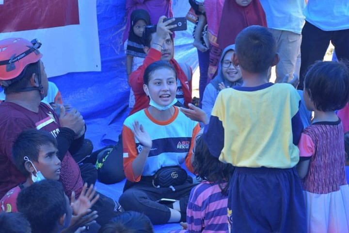 Awkarin Bernyanyi Bersama Anak-Anak