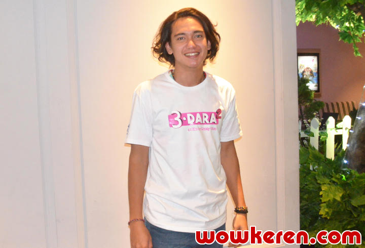 Adipati Dolken sebagai Jay