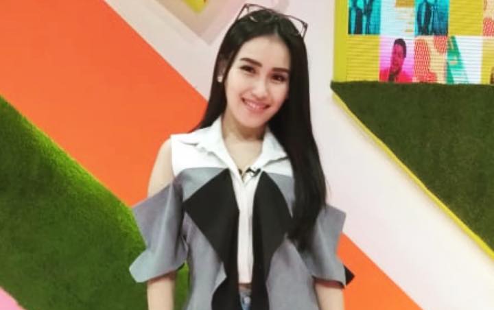 Bingung Pilih Warna  Rambut  Ayu  Ting Ting  Diminta Netter 