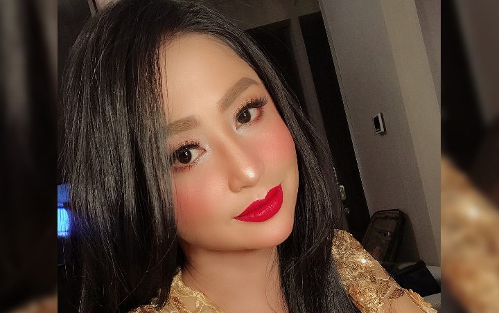Dewi Persik Berkebaya Dibully Tak Pakai Celana, Bagian Itunya Dipelototi 'Bodyguard Tampan'