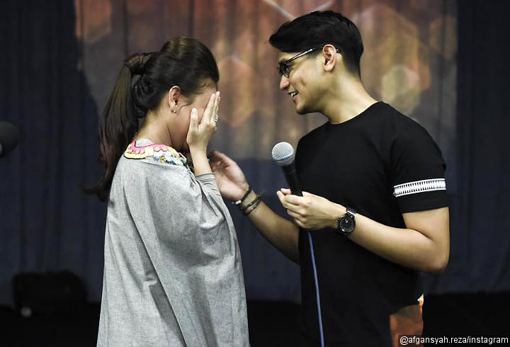 Latihan Bareng, Pandangan Mata Afgan Bikin Rossa Malu-Malu Nih