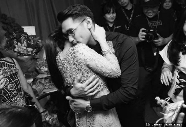 Jadi Orang Spesial, Afgan Peluk Mesra Rossa di Belakang Panggung Konsernya