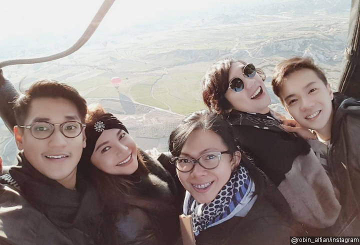 Liburan Bareng, Afgan dan Rossa Mesra Saat Naik Balon Udara