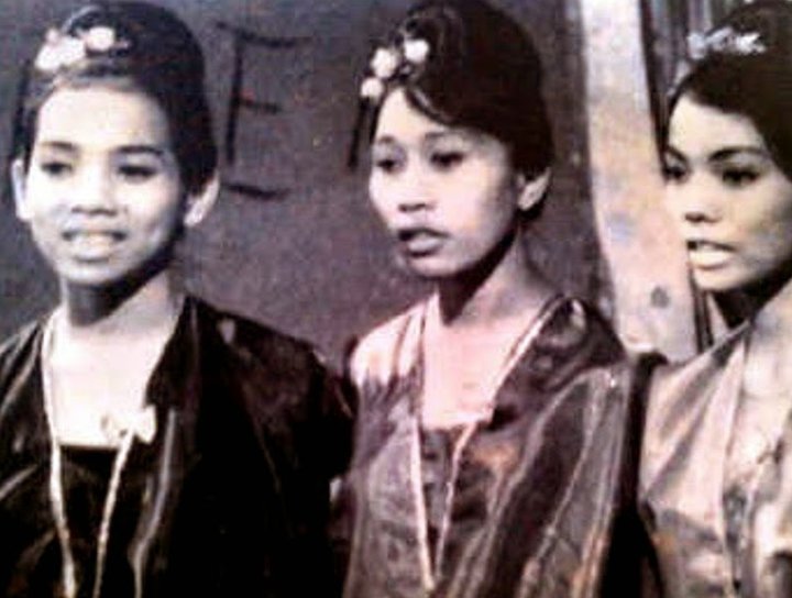 Titi Qadarsih mengawali karier bersama grup musik Salanti Bersaudara