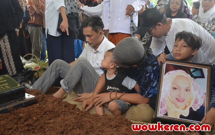 Dihadiri Anak dan Cucu, Intip 6 Potret Suasana Haru Pemakaman Mendiang Titi Qadarsih 