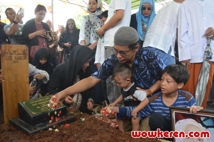 Penuh Suasana Haru, Anak dan Cucu Titi Qadarsih Turut Menebar Bunga 