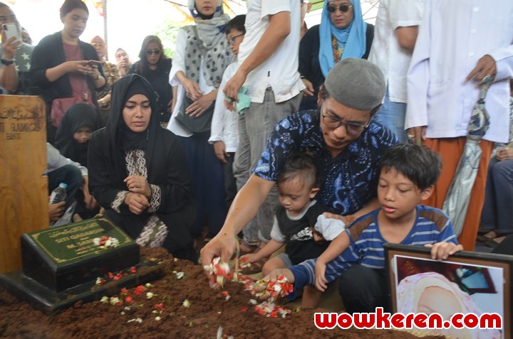 Meski Terlihat Sedih, Anak dan Cucu Titi Qadarsih Berusaha untuk Tegar