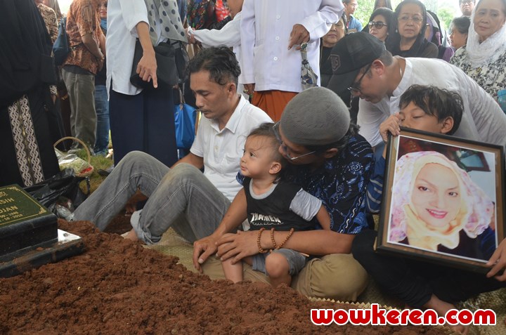Tabah dan Sabar, Ekspresi Anak dan Cucu Titi Qadarsih Ini Benar-Benar Menyayat Hati