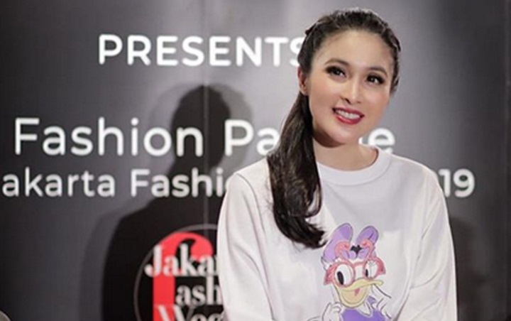 Fashion Show Pakai Baju Boneka Mickey Mouse, Sandra Dewi Bikin Gemas Netizen