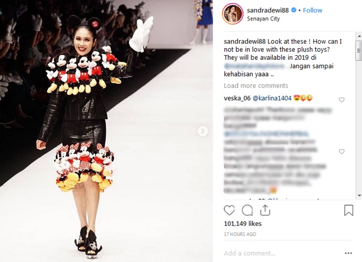 Sandra Dewi Fashion Show Mickey Mouse