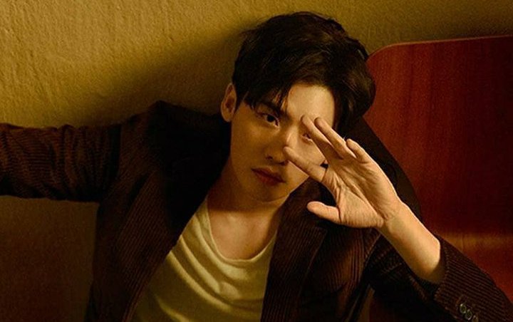 Pose Tiduran Seksi di Majalah, Lee Jong Suk Bahas Agensi dan Hal yang Bikin Bahagia