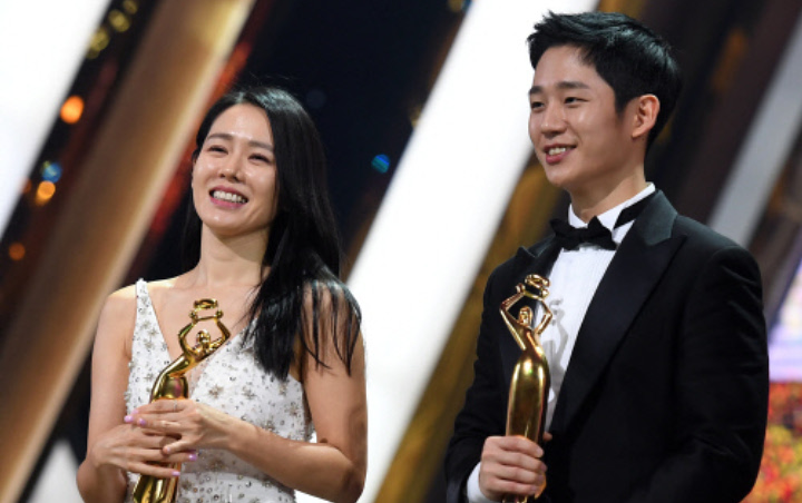 The Seoul Awards 2018: Raih Popularity Award, Jung Hae In - Son Ye Jin Pelukan di Panggung