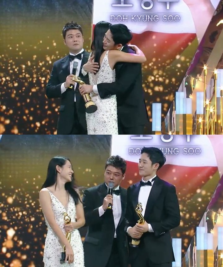 The Seoul Awards 2018: Raih Popularity Award, Jung Hae In - Son Ye Jin Pelukan di Panggung