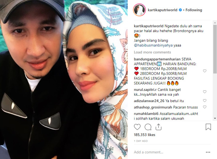 Ketampanan Suami Kartika Putri Pakai Topi
