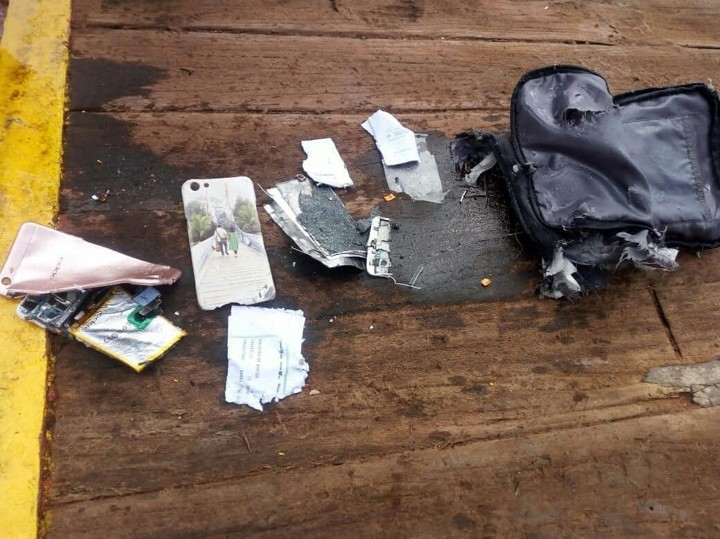 Sebuah Ponsel Ditemukan dalam Tas Hitam Penumpang