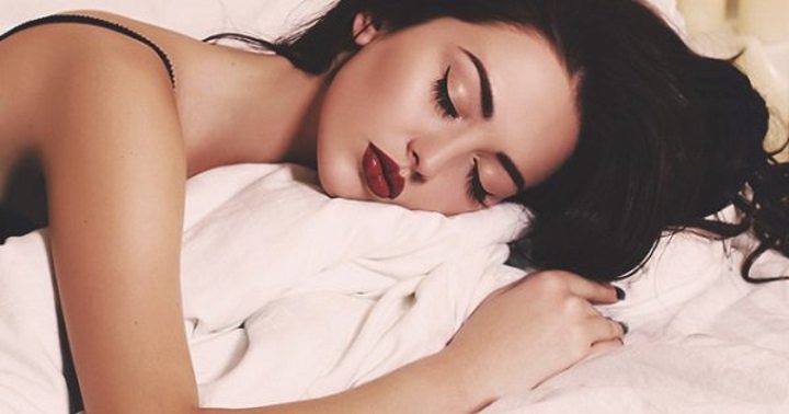 Tidak Membersihkan Make Up Mata Saat Tidur