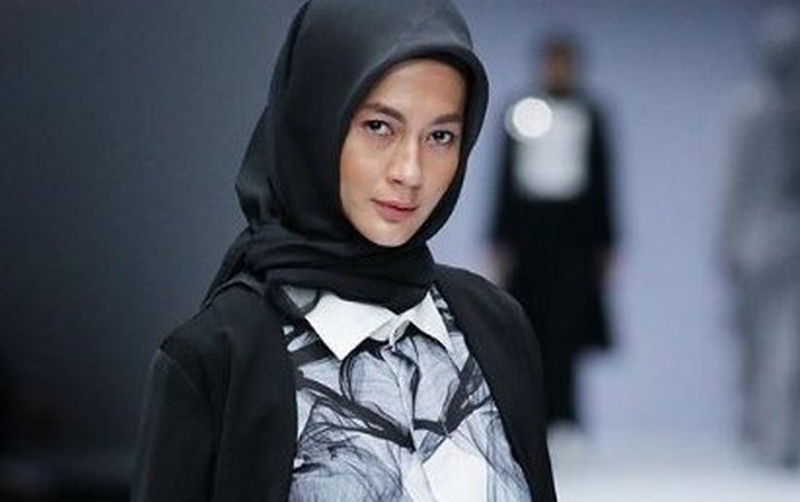 Melenggang Di Catwalk Pakai Hijab, Paula Verhoeven Banjir Pujian Netter