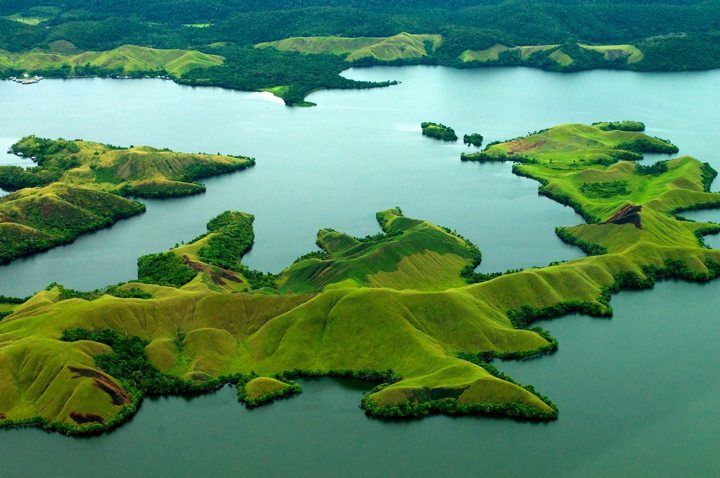 Keindahan Danau Sentani Memikat Wisatawan