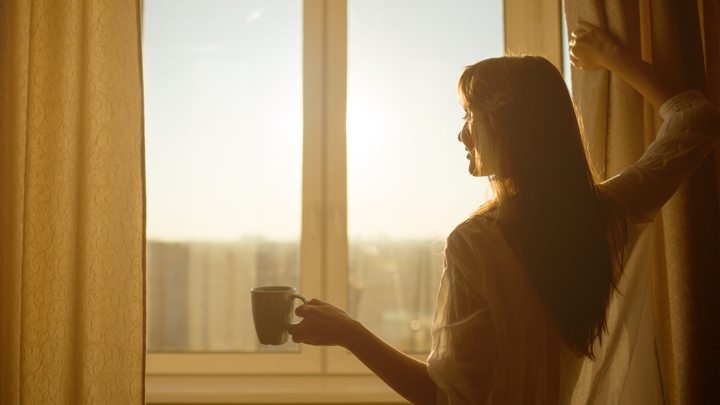  Segera Keluar dari Tempat Tidur dan Cari Sinar Matahari