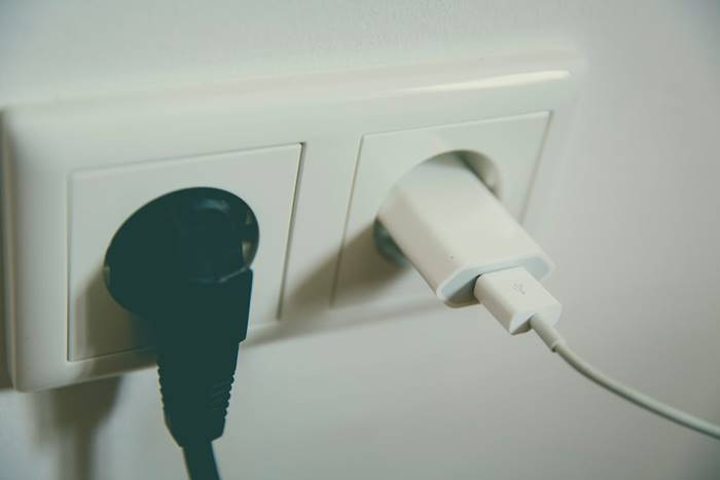 Jangan Cabut Aliran Listrik Jika Ponsel Masih Di-Charge