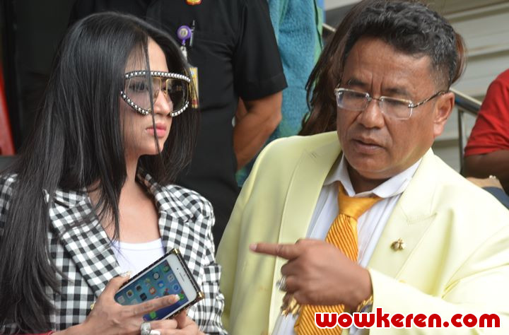 Didampingi Hotman Paris Hutapea, Dewi Persik Laporkan Meldi Dapat Dukungan dari Orangtua