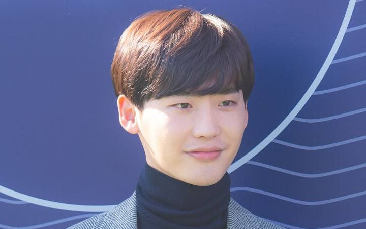 Agensi Jelaskan Masalah Lee Jong Suk Tertahan di Bandara 