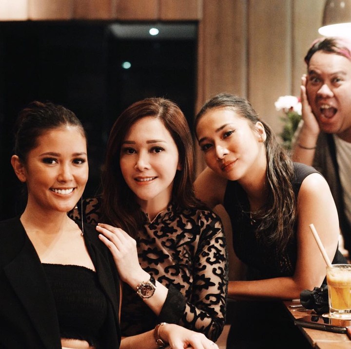 Kocak, Beginilah Ekspresi Papah Edwan Jadi 'Photobomb' di Foto Maia Bersama Titi dan Meychan
