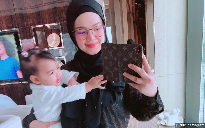 Foto Bareng, Netter Takjub Lihat Kemiripan Wajah Siti Nurhaliza dengan Putrinya