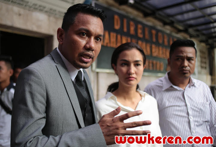 Pengacara Ratna Sarumpaet Menjelaskan Masalah Kliennya di Depan Wartawan