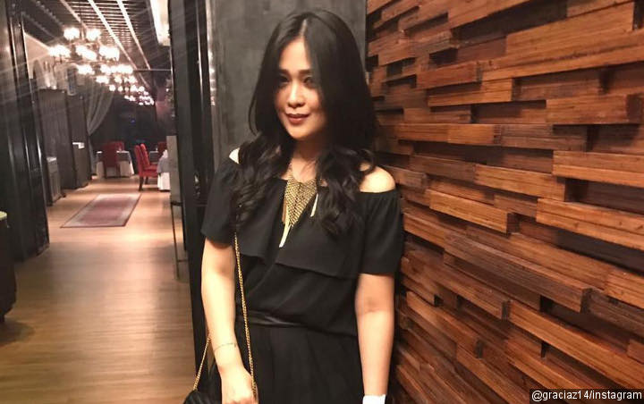 Biasa Foto  dari  Depan Pose Samping  Gracia Indri Ini Bikin 