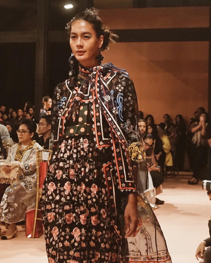 Cantik Banget, Begini Aksi Paula Verhoeven di Atas Catwalk