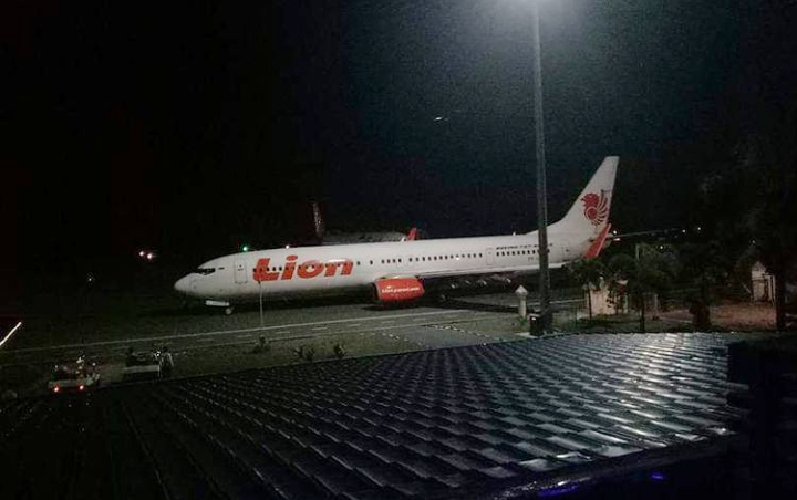 Penumpang Berhamburan Keluar, Ini 7 Foto Insiden Lion Air Tabrak Tiang