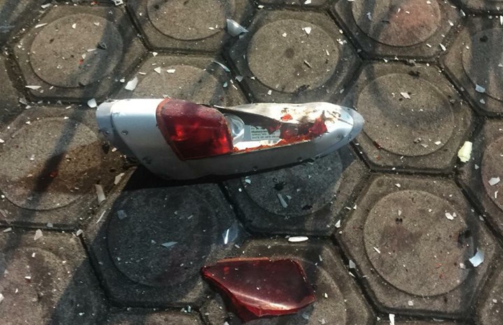 Serpihan Lampu Sayap Pesawat yang Rusak