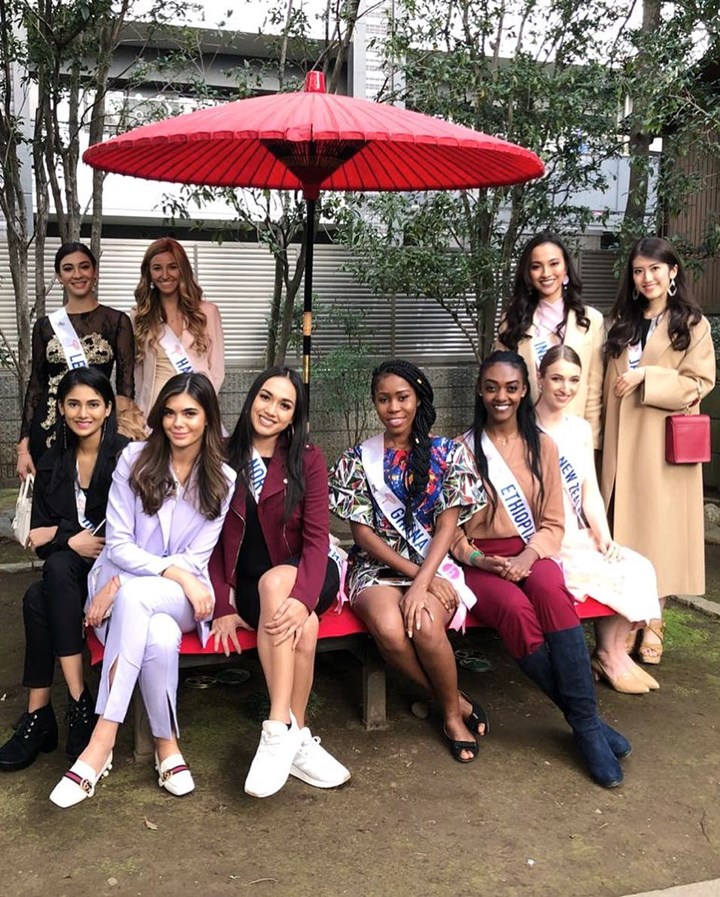 Keakraban Vania Herlambang dengan para kontestan Miss International 2018 lain