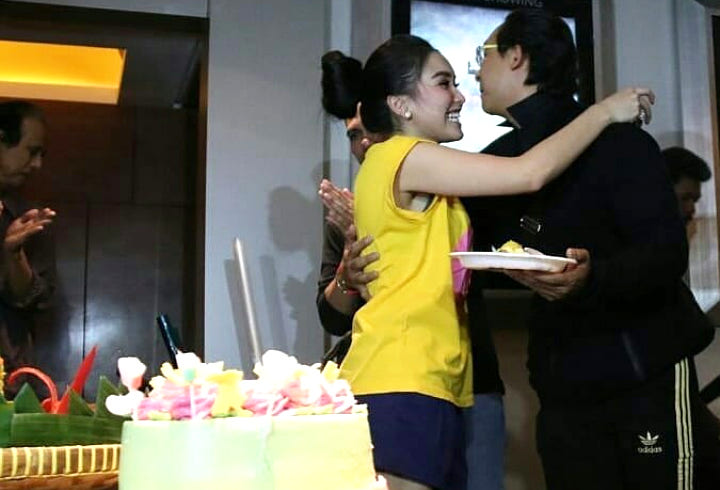 Fransen Susanto Memberi Pelukan Ucapan Selamat Ultah kepada Ayu Ting Ting