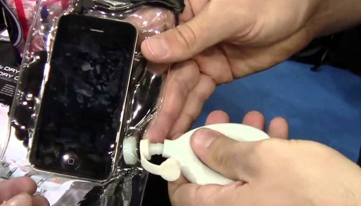 Taruh Ponsel di Vacuum Bag