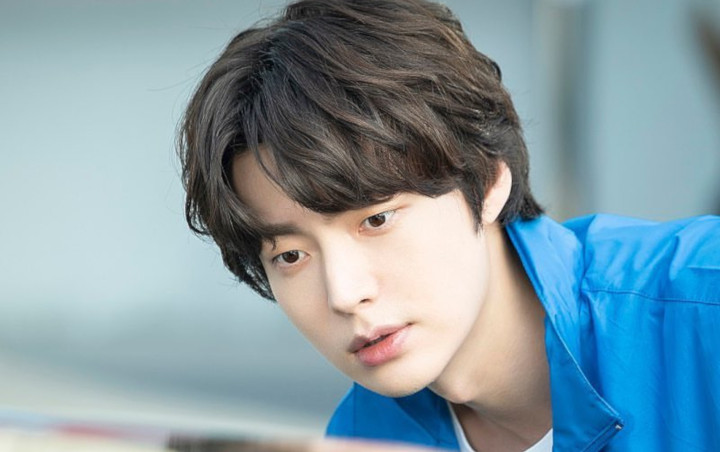 Kelewat Imut, Koleksi Foto Selfie Ahn Jae Hyun Syuting 'Beauty Inside' Jadi Sorotan 